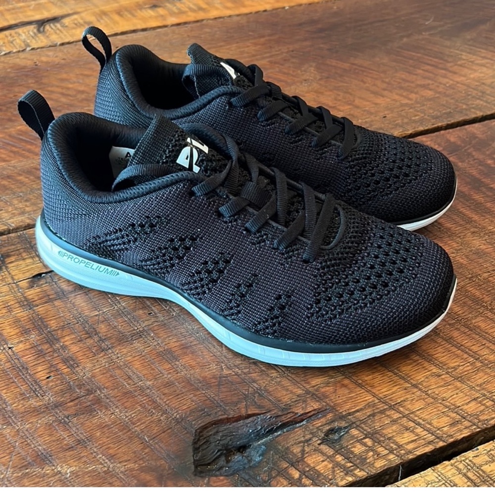Women’s APL TechLoom Prob Sz. 6 Black/White